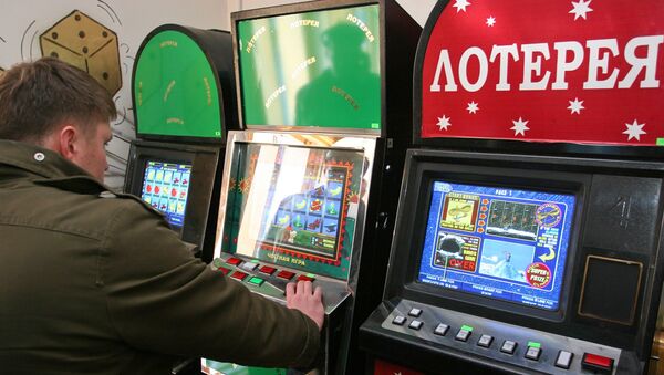 Посетитель интернет-салона с игровыми автоматами. Архивное фото - Sputnik Кыргызстан