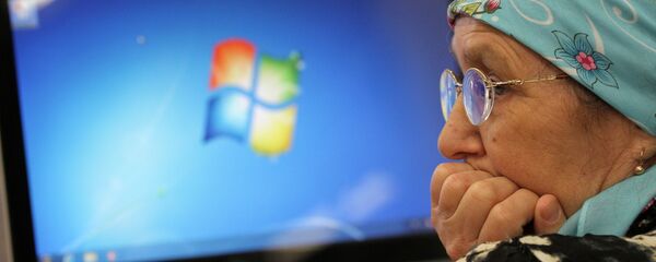 Пожилая женщина перед компьютером. Архивное фото - Sputnik Кыргызстан