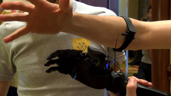 Бесконтактный смартфон, бионическая рука и другие инновации на выставке в США - Sputnik Кыргызстан