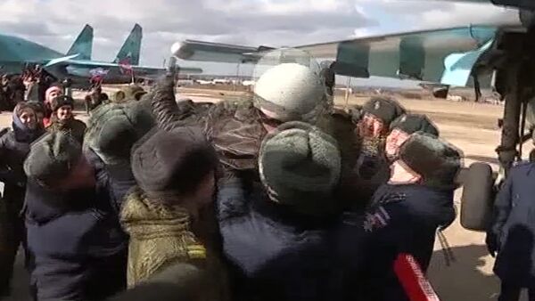 Вернувшихся из Сирии летчиков встречали хлебом-солью и качали на руках - Sputnik Кыргызстан