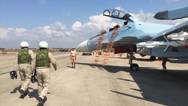 Российские летчики готовятся к посадке в истребитель Су-30 перед вылетом с аэродрома Хмеймим в Сирии. Архивное фото - Sputnik Кыргызстан