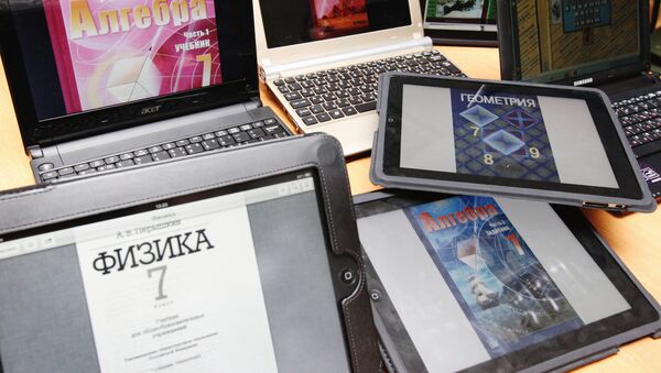 Ноутбуки и планшеты с разными электронными учебниками. Архивное фото - Sputnik Кыргызстан