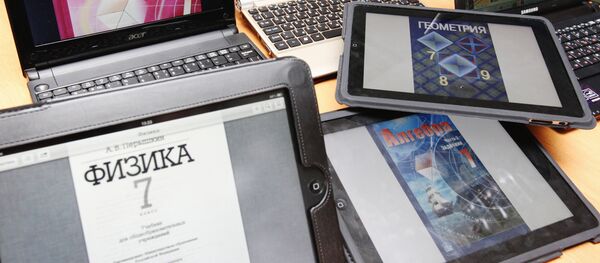 Ноутбуки и планшеты с разными электронными учебниками. Архивное фото - Sputnik Кыргызстан