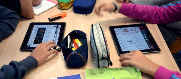 Планшет менен сабакта отурган окуучулар. Архив - Sputnik Кыргызстан