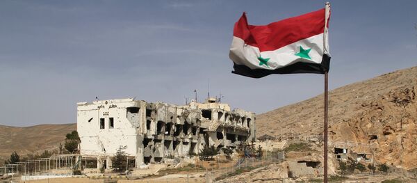 Сирийский флаг на фоне разрушенного дома. Архивное фото - Sputnik Кыргызстан