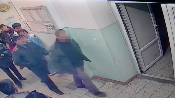 Пьяный дебош в здании скорой — кадры с камер видеонаблюдения - Sputnik Кыргызстан