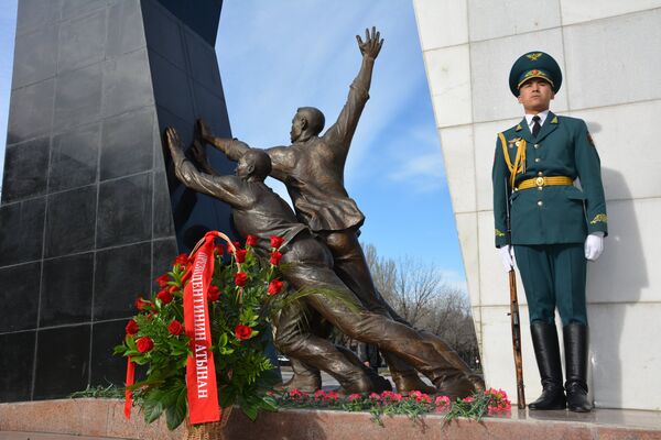 Аксы окуясынын 14 жылдыгына карата монументке гүл коюу - Sputnik Кыргызстан