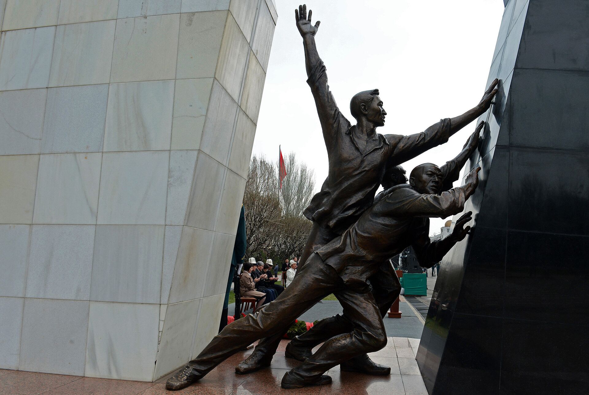 Монумент памяти погибших за свободу народа во время Аксыйских событий 2002 года и Апрельских событий 2010 года - Sputnik Кыргызстан, 1920, 29.05.2023