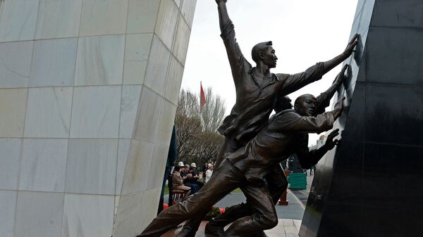 Монумент памяти погибших за свободу народа во время Аксыйских событий 2002 года и Апрельских событий 2010 года - Sputnik Кыргызстан