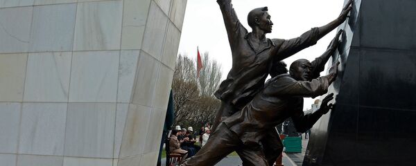 Бишкек шаарынын Ала-Тоо аянтында элдин эркиндиги үчүн курман болгондордун жаркын элесине арналып тургузулган монумент. Архив - Sputnik Кыргызстан