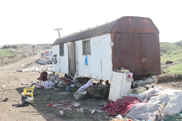 Переселение семьи которые жили рядом со свалкой - Sputnik Кыргызстан