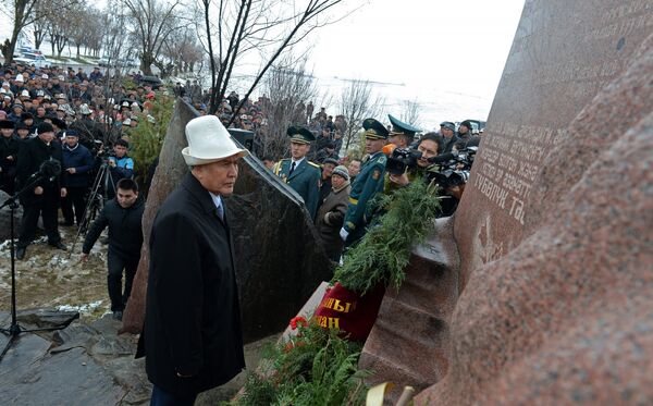 Президент КР Алмазбек Атамбаев во время возложения венка к памяти погибших во время Аксыйских событий - Sputnik Кыргызстан