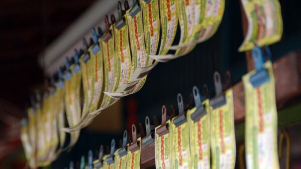 Лотерейные билеты на прилавке магазина. Архивное фото - Sputnik Кыргызстан