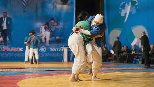 Участники международного турнира серии Гран-при по борьбе на поясах (алыш) в Бишкеке - Sputnik Кыргызстан