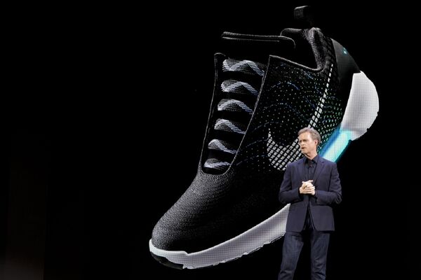 Генеральный директор Nike Марк Паркер во время презентации модели кроссовок Nike HyperAdapt 1,0 в Нью-Йорке. Март 2016 - Sputnik Кыргызстан