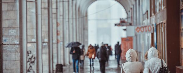 Люди на площади Ала-Тоо во время ненастья в Бишкеке. Архивное фото - Sputnik Кыргызстан