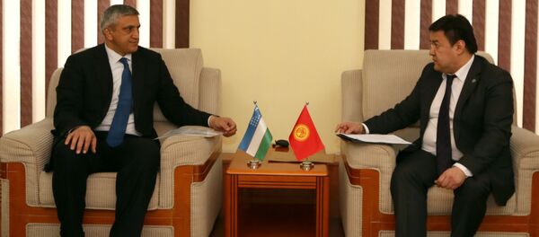 Кыргызстандын Тышкы иштер министрлиги Өзбекстандын элчиси Камил Рошидов жана тышкы иштер министрлигинин статс-катчысы Данияр Сыдыков. - Sputnik Кыргызстан