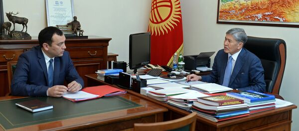 Президент Алмазбек Атамбаев и секретарь Совета обороны Темир Джумакадыров. Архивное фото - Sputnik Кыргызстан