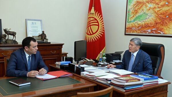 Президент Алмазбек Атамбаев во время рабочей встречи с секретарьем Совета обороны Темиром Джумакадыровым - Sputnik Кыргызстан