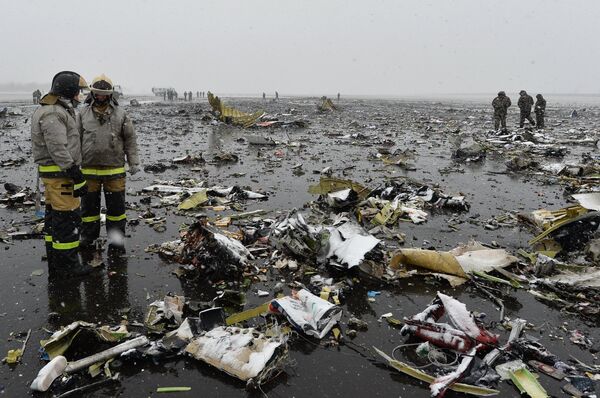 На месте крушения пассажирского самолета Boeing-737-800, который разбился при посадке в аэропорту Ростова-на-Дону. - Sputnik Кыргызстан