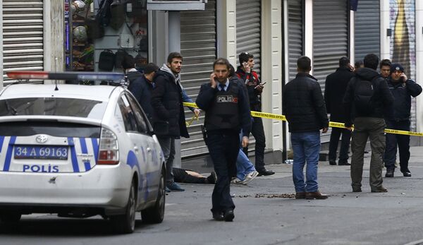 Сотрудники полиции на месте взрыва в Стамбуле недалеко от посольства КР - Sputnik Кыргызстан