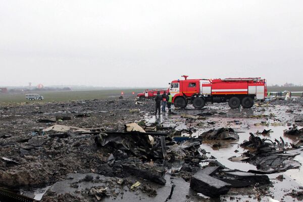 На месте крушения летевшего из Дубая пассажирского самолета Boeing-737-800, который разбился при посадке в аэропорту Ростова-на-Дону. - Sputnik Кыргызстан