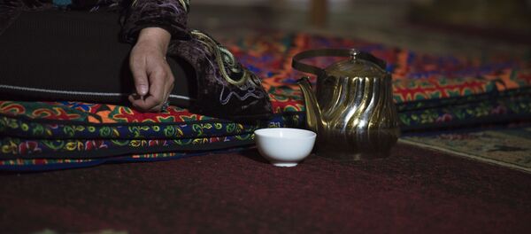 Женщина за чашкой чая. Архивное фото - Sputnik Кыргызстан