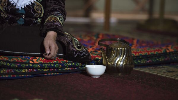 Женщина за чашкой чая. Архивное фото - Sputnik Кыргызстан