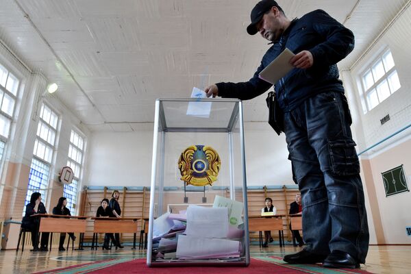 Мужчина во время голосования на избирательном участке во время парламентских выборов в казахстанском городе Байконур. - Sputnik Кыргызстан