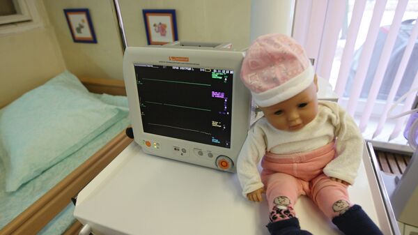 Детская кукла у медицинского оборудования. Архивное фото - Sputnik Кыргызстан