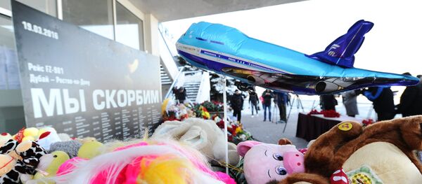 Дубайдан келе жаткан жүргүнчү ташуучу Boeing 737-800 учагы Ростов-на-Дону шаарында кыйроого учурагандарга гүл коюу. Архив - Sputnik Кыргызстан