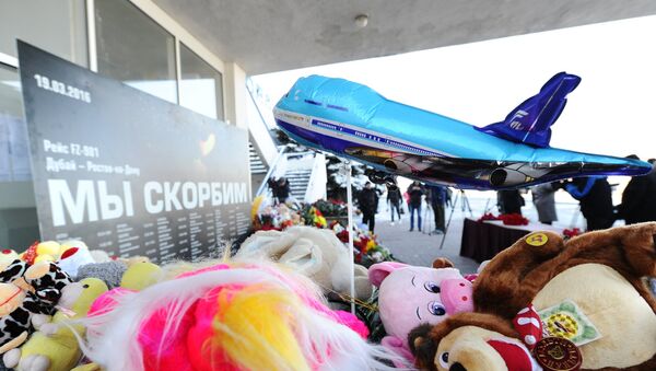 Дубайдан келе жаткан жүргүнчү ташуучу Boeing 737-800 учагы Ростов-на-Дону шаарында кыйроого учурагандарга гүл коюу. Архив - Sputnik Кыргызстан