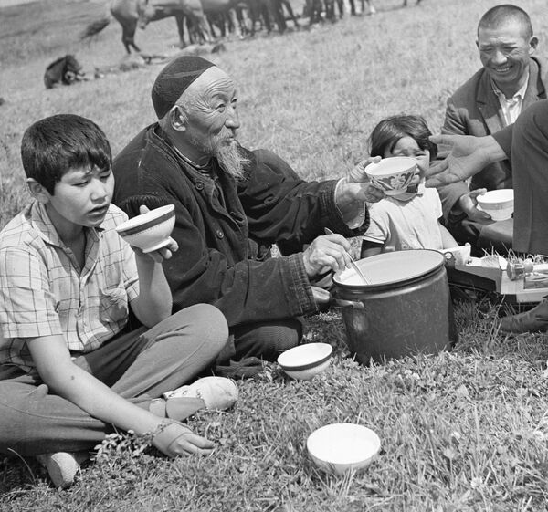 Жители Киргизии пьют кумыс - Sputnik Кыргызстан