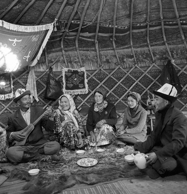 Семья вечером в юрте на высокогорном пастбище - Sputnik Кыргызстан