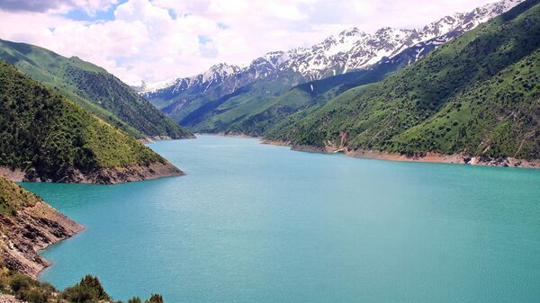 Вид на озеро Кара-Суу, расположенного недалеко от Токтогульского водохранилища. Архивное фото - Sputnik Кыргызстан