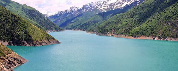 Вид на озеро Кара-Суу, расположенного недалеко от Токтогульского водохранилища. Архивное фото - Sputnik Кыргызстан