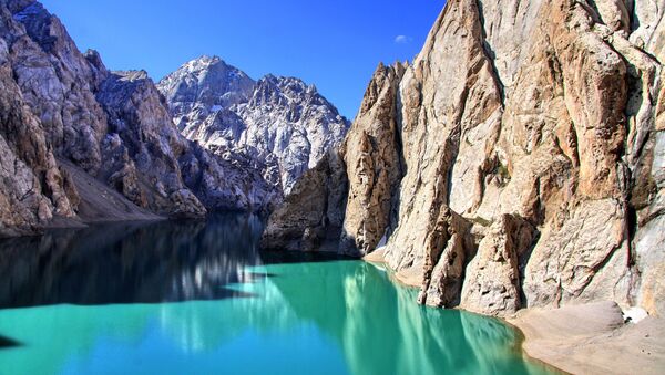 Высокогорное озеро Кель-Суу на юго-востоке Кыргызстана близ границы с Китаем. Находится на высоте 3400 м над уровнем моря в отрогах хребта Кокшаал-Тоо (долина Кок-Кыя, бассейн реки Ак-Сай). - Sputnik Кыргызстан
