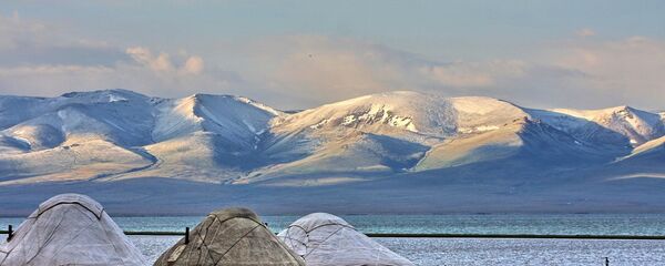 Көлдүн жээгиндеги боз үйлөр. Архив Көлдүн жээгиндеги боз үйлөр. Архив - Sputnik Кыргызстан