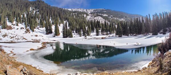 Горное озеро в Кыргызстане. Архивное фото Горное озеро в Кыргызстане. Архивное фото - Sputnik Кыргызстан