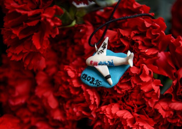 Цветы в память о погибших в авиакатастрофе Boeing-737. Архивное фото - Sputnik Кыргызстан