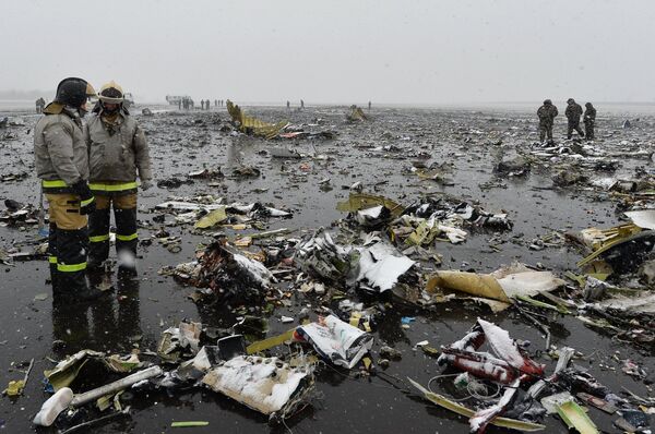 Обломки самолета Boeing-737-800 разбиршегося при посадке в аэропорту Ростова-на-Дону. Архивное фото - Sputnik Кыргызстан