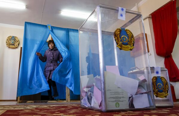 Жекшемби күнү Казакстанда партиялык тизме менен мажилистин депутаттары шайланды. Парламенттеги 98 орун үчүн алты партиянын өкүлдөрү ат салышты. Маалыматка ылайык, Нур Отан партиясы үчүн шайлоочулардын 80 пайызы добуш берген. Сурамжылоого ылайык, парламентке Коммунисттер жана Ак жол партиялары өтүштү - Sputnik Кыргызстан