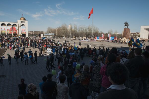 Люди на площади Ала-Тоо во время празднования Нооруз в Бишкеке. Архивное фото - Sputnik Кыргызстан