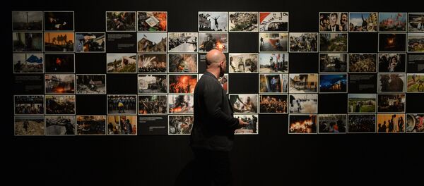 Посетитель на открытии фотовыставки победителей и призеров Международного конкурса фотожурналистики имени Андрея Стенина. Архивное фото - Sputnik Кыргызстан