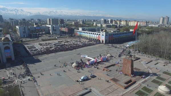 На площади Ала-Тоо сеяли хлеб, пели песни и угощали сумолоком - Sputnik Кыргызстан