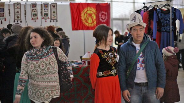 Посетители кыргызского национального павильона на ВДНХ на праздник Нооруз в Москве - Sputnik Кыргызстан