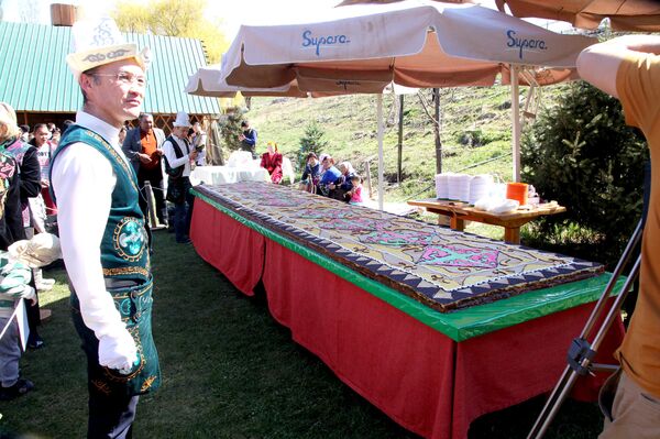 Пятиметровый торт в честь Нооруза изготовленный кондитерами этнокомплекса Супара - Sputnik Кыргызстан