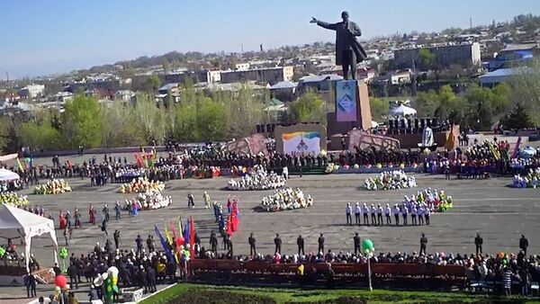 В Оше и Джалал-Абаде Нооруз встретили танцем кара жорго и боем петухов - Sputnik Кыргызстан