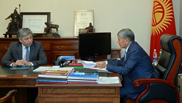 Президент КР Алмазбек Атамбаев во время встречи с министром иностранных дел Эрланом Абдылдаевым - Sputnik Кыргызстан