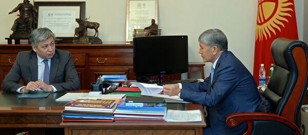 Президент Алмазбек Атамбаев ТИМ жетекчиси Эрлан Абдылдаевди кабыл алуу учурунда. - Sputnik Кыргызстан